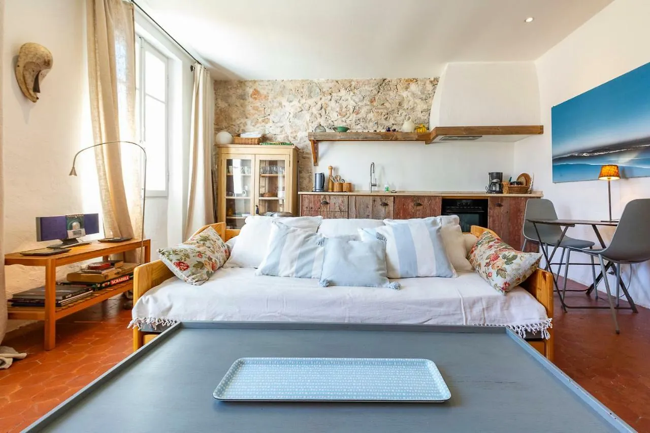 Logement Atypique Dans La Rue Fourmilliere Antibes Apartment